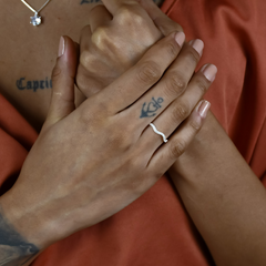 Anel de Prata 925 Ondulado Zircônias