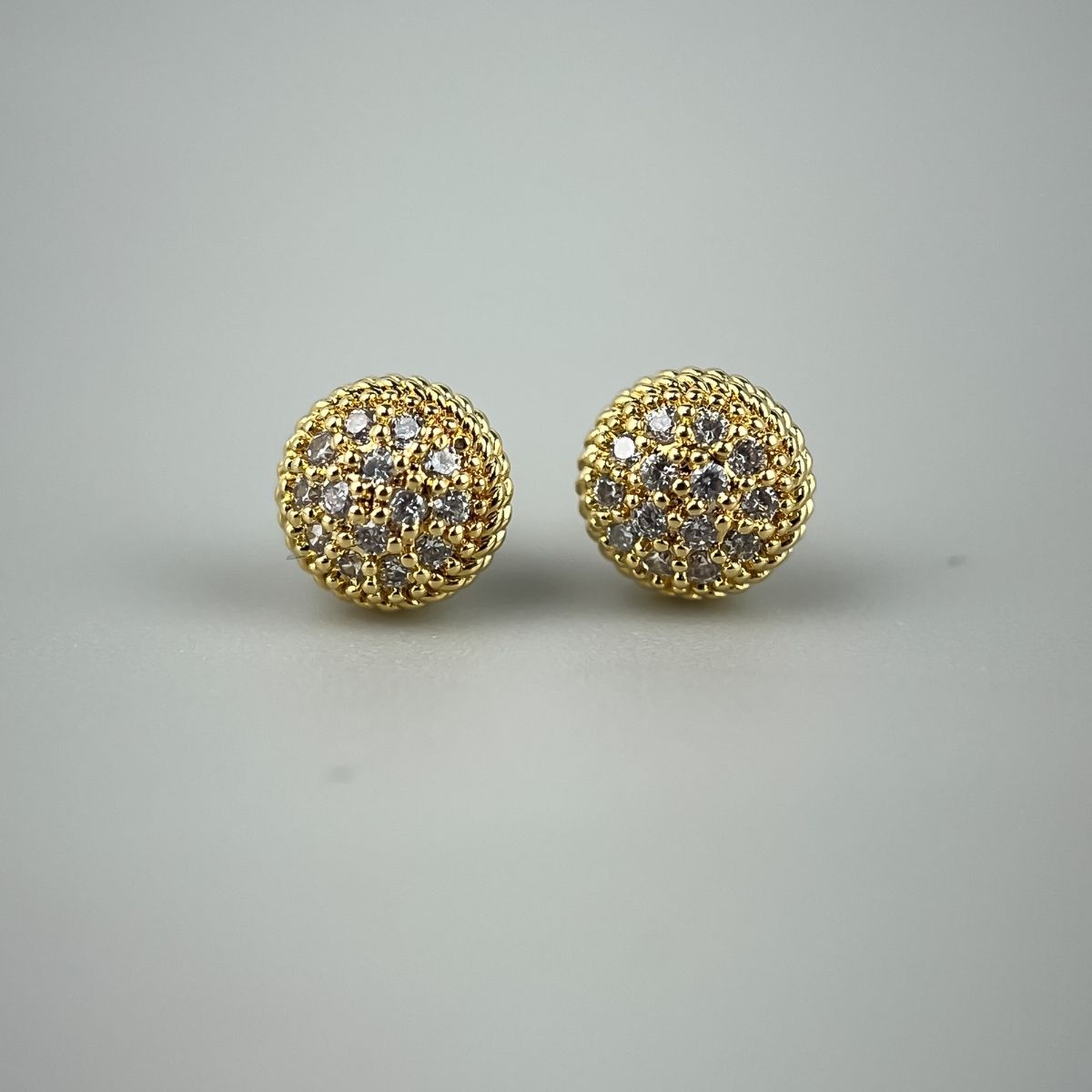 Redondinho Cravejado - Brincos Banho de Ouro 18K